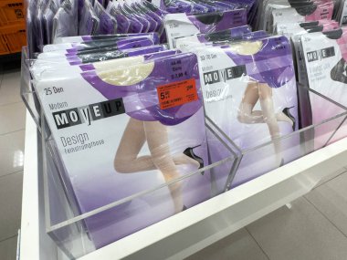 Villach, Avusturya - 18 Ağustos 2025: MoVE UP külotlu çorap paketleri farklı stilleri vurguluyor ve alışverişçiler için daha inkar seçenekleri sunuyor