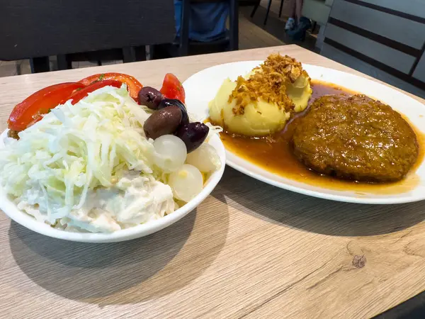 Salata, turşu, patates püresi ve soslu etli börek..