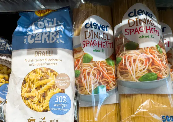 Villach, Avusturya - 18 Ağustos 2025: Rafta düşük karbonhidratlı makarna ürünleri sergilenirken, Dralli ve Zeki Dinkel Spaghetti çekici ambalaj tasarımı sergileniyor