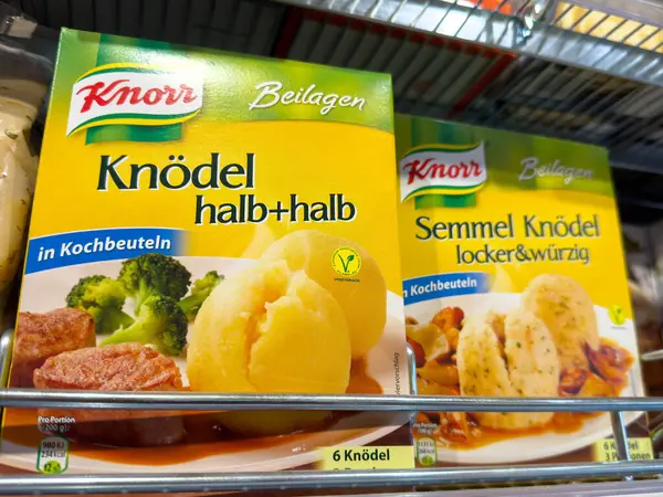 Villach, Avusturya - 18 Ağustos 2025: Süpermarket raflarında Knorr patates köfteleri paketleme, yarı yarıya ve semmel knodel seçeneklerini parlak renklerle sergileme