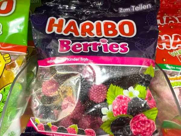 Villach, Avusturya - 18 Ağustos 2025: Haribo Berries şeker çantası renkli jelibon şekerlemeleri sergiliyor, sevdiklerinizle keyif anlarınızı paylaşmak ve tatlı tatlara dalmak için ideal