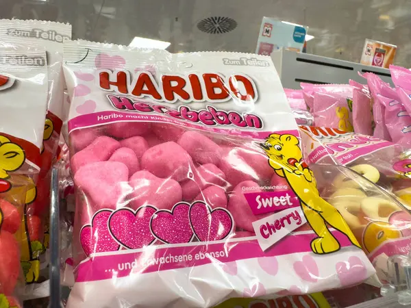 Villach, Avusturya - 18 Ağustos 2025: Tatlı kiraz aromalı ve parlak ambalajlı Haribo şekerlemeleri, paylaşım ve kutlamalar için ideal