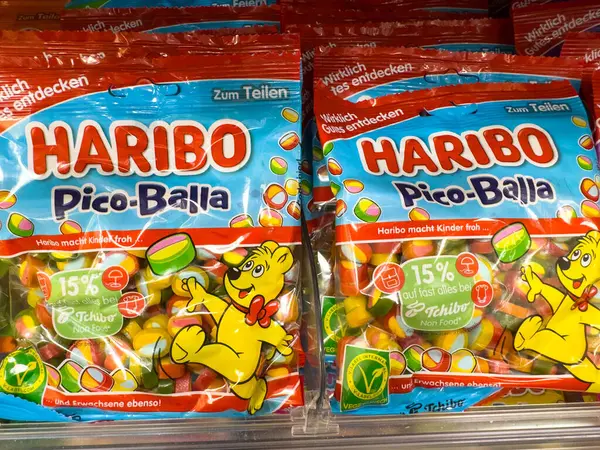 Villach, Avusturya - 18 Ağustos 2025: Haribo Pico-Balla şeker torbaları parlak renkler ve eğlenceli tasarımlarla bir süpermarket rafında sergileniyor
