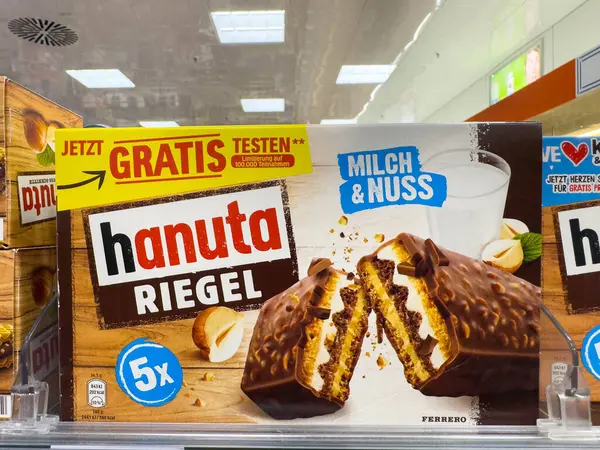 Villach, Avusturya - 18 Ağustos 2025: Hanuta çikolataları bir süpermarket rafında belirgin bir şekilde, canlı tanıtım tabelasıyla süt ve fındık tadını ön plana çıkarıyor
