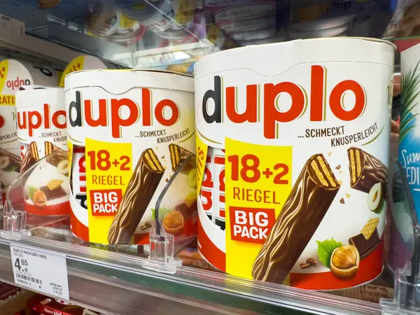 Villach, Avusturya - 18 Ağustos 2025: Duplo çikolatalı abur cubur paketleme büyük paket tasarımı ve lezzetli fındıklı gofret çubukları vurgulanarak bir süpermarket rafında sergileniyor