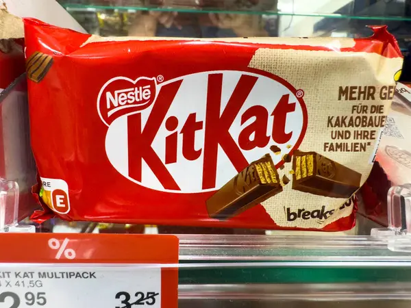 Villach, Avusturya - 18 Ağustos 2025: Perakende rafında KitKat çoklu paketi, klasik kırmızı ambalaj ve çikolatalar, atıştırmalık aşıklar ve paylaşımcı anlar için ideal