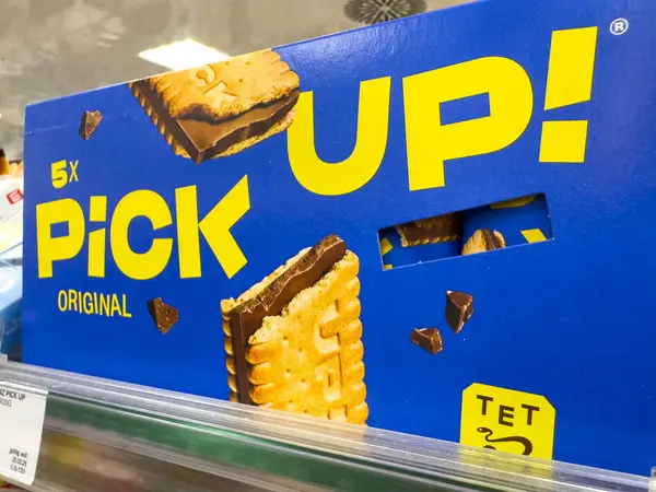 Villach, Avusturya - 18 Ağustos 2025: parlak renkli kamyonet! Rafta bisküvi ambalajı. Lezzetli atıştırmalıkları ve göz alıcı tasarımını vurguluyor.