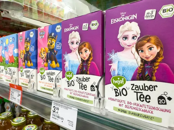 Villach, Avusturya - 18 Ağustos 2025: Vibrant Disney Donmuş Çay Kutuları bir mağaza rafında düzenlenir, sevilen karakterler sergilenir ve çocuklar için cazip tatlar sunulur