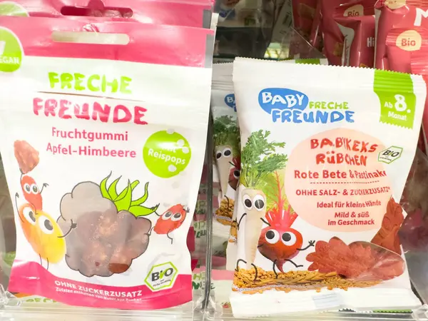 Villach, Avusturya - 18 Ağustos 2025: Parlak renkli Freche Freunde meyveli jelibonları ve bebek Freunde pancar atıştırmalıkları, çocuklar için ideal ve sağlıklı beslenme seçenekleri