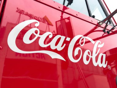 Klagenfurt, Avusturya - 20 Ağustos 2025: Coca-Cola kamyonunda parlak kırmızı bir renk ve şehirde park edilmiş ünlü bir logo, nostalji ve marka tanıma duyguları uyandırıyor