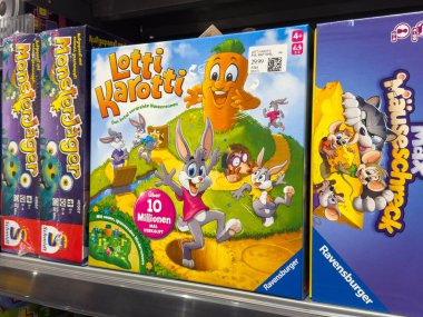 Klagenfurt, Avusturya - 20 Ağustos 2025: Rafta Lotti Karotti masa oyunu, oyuncu grafikler sergileniyor ve aile eğlencesi ve eğlence için tasarım yapılıyor
