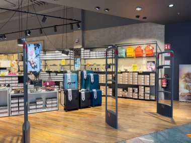 Klagenfurt, Avusturya - 20 Ağustos 2025: Marketin iç kısımları sergilenen canlı sırt çantaları ve bavullar, organize raflar alışveriş deneyimini artırıyor