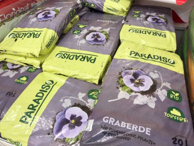 Klagenfurt, Avusturya - 20 Ağustos 2025: Bahçecilik projeleri için mükemmel rengarenk paketlerin yer aldığı paradiso toprak torbaları sergileniyor