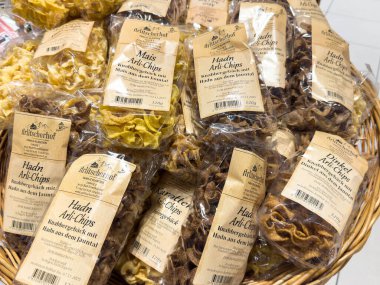 Klagenfurt, Avusturya - 20 Ağustos 2025: Açık poşetlerde çeşitli Hadn Arti-Chips paketleri, canlı renkleri ve çekici dokuları vurgulamak