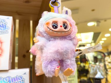 Villach, Avusturya - 21 Ağustos 2025: Şirin yüzlü renkli pelüş oyuncak bir mağazada sergileniyor, yumuşak dokusu ve oyuncu tasarımı vurgulanıyor