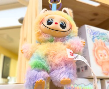 Villach, Avusturya - 21 Ağustos 2025: Neşeli bir ifadeye sahip renkli pelüş oyuncaklar bir oyuncakçıda sergileniyor, canlı kürkü ve oyuncu tasarımı vurgulanıyor