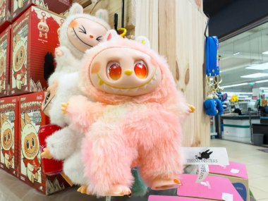 Villach, Avusturya - 21 Ağustos 2025: Sevimli canavar tasarımlı renkli pelüş oyuncaklar bir perakende mağazasında raflarda sergileniyor, neşeli bir atmosfer yaratıyor