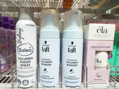 Villach, Avusturya - 21 Ağustos 2025: Balea ve Taft ciltleme saç ürünleri, saç hacmini ve tarzını geliştirmek için mükemmel bir şekilde bir mağaza rafına yerleştirilmiştir