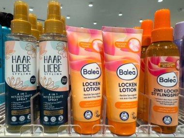 Villach, Avusturya - 21 Ağustos 2025: Raftaki balya saç bakım ürünleri farklı saç tipleri için tasarlanmış saç spreyleri ve losyonları içerir