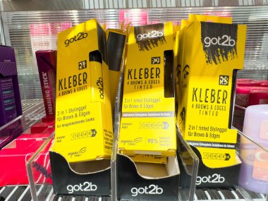 Villach, Avusturya - 21 Ağustos 2025: Got2b Kleber, kaşlar ve kenarlar için 1 'de 2 renkli stil jeli, canlı ambalajları vurguluyor