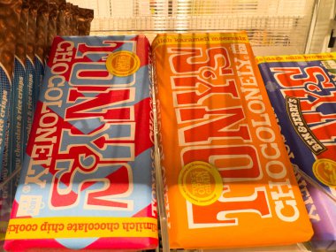 Villach, Avusturya - 21 Ağustos 2025: Canlı Tony 's Chocolonely çikolataları eşsiz lezzetleri ve göz alıcı paketlerini ön plana çıkaran bir mağazada düzenlenmiştir.