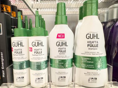 Villach, Avusturya - 21 Ağustos 2025: Guhl saç bakım ürünleri, yeşil kapaklı şampuan ve tonik şişelerini ve doğal malzemelerini ön plana çıkaran bir rafa yerleştirildi
