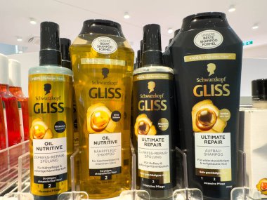 Villach, Avusturya - 21 Ağustos 2025: Schwarzkopf Gliss saç bakım ürünleri canlı saçlar için yağ besleyici ve nihai onarım şampuanları vurgulanarak bir rafta sergileniyor
