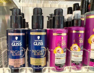 Villach, Avusturya - 21 Ağustos 2025: Schwarzkopf Gliss Gece İksiri ürünleri yoğun saç bakımı ve onarımı için tasarlanmış renkli şişelerin yer aldığı raflarda düzenlendi