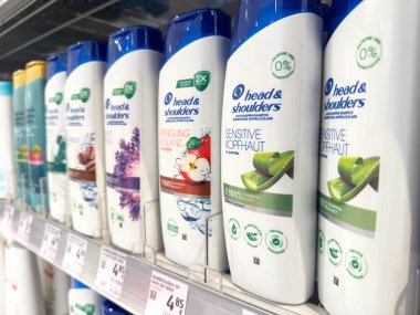 Villach, Avusturya - 21 Ağustos 2025: Perakende sampuanda sergilenen Head & Shoulders şampuan ürünleri sağlıklı saç bakımı için farklı kokuları ve faydaları vurguluyor