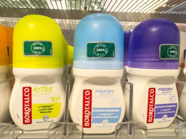 Villach, Avusturya - 21 Ağustos 2025: Borotalco deodorantları, günlük kullanım için çevre dostu ve canlandırıcı nitelikleri vurgulayarak, mağaza raflarında renkli ambalajlar içeriyor