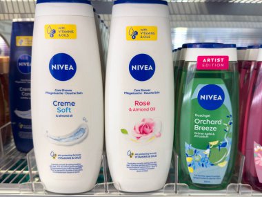 Villach, Avusturya - 21 Ağustos 2025: NIVEA duş jeli şişeleri Creme Soft, Rose & Almond Oil ve Orchard Breeze rengarenk tasarımlarıyla bir rafta sergilenmektedir.