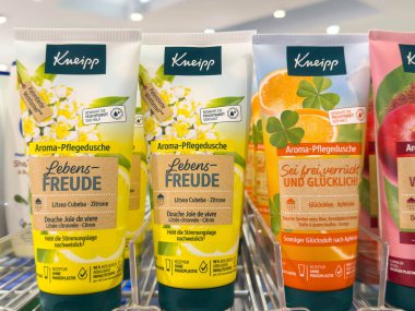 Villach, Avusturya - 21 Ağustos 2025: Kneipp Aroma-Pflegedusche ürünleri, ferahlatıcı bir deneyim için limon ve elma kokulu parlak ambalajlı bir rafta düzenlenmiştir.