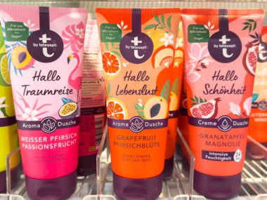 Villach, Avusturya - 21 Ağustos 2025: Canlı ambalajlı Tetesept duş jelleri bir rafta sergilenmekte, meyve kokulu ve canlandırıcı bir deneyim için çekici tasarımlar sergilenmektedir