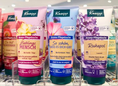 Villach, Avusturya - 21 Ağustos 2025: Rafa dizilmiş Kneipp Aroma duş jelleri, çiçek motifleri ve baştan çıkarıcı kokularla renkli ambalajlar