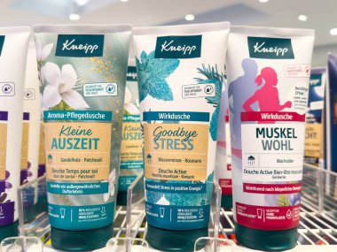 Villach, Avusturya - 21 Ağustos 2025: Kneipp duş jelleri paçuli ve biberiye gibi kokuların rahatlama ve kas gevşemesi için bir rafa dizilmiştir