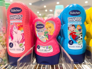 Villach, Avusturya - 21 Ağustos 2025: Tek boynuzlu at, prenses ve futbol temalarının yer aldığı renkli çocuk şampuan şişelerinin perakende satış ortamı