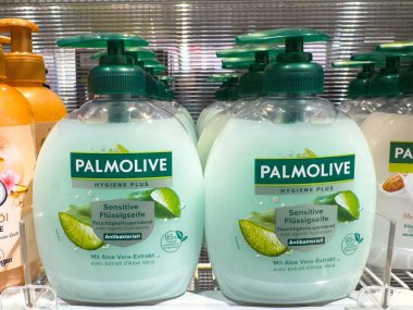 Villach, Avusturya - 21 Ağustos 2025: Palmolive Sensitive Liquid Sabun şişeleri bir rafa dizilir ve aloe vera özütü ve antibakteriyel özellikleri vurgulanır
