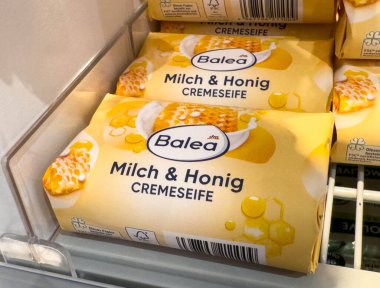 Villach, Avusturya - 21 Ağustos 2025: Süt ve bal aromalı balea kremalı sabunlar, çekici ambalajları vurgulayarak perakende dondurucuda güzelce düzenlenmiştir