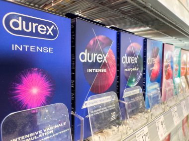 Villach, Avusturya - 21 Ağustos 2025: Durex Yoğun prezervatifler bir süpermarket rafında renklendirilmiş ambalajlar ve güvenli yakınlık için çeşitli seçenekler vurgulanıyor