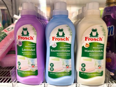 Villach, Avusturya - 21 Ağustos 2025: Frosch kumaş yumuşatıcıları lavanta, pamuk çiçeği ve badem sütü kokuları ile süpermarket raflarında ekolojik seçenekleri vurguluyor
