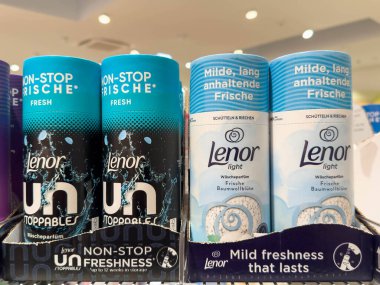 Villach, Avusturya - 21 Ağustos 2025: Durdurulamaz Lenor parfüm artırıcıları renkli ambalajlar ve çekici koku seçenekleri içeren bir mağaza rafında belirgin bir şekilde sergileniyor