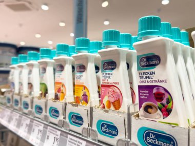 Villach, Avusturya - 21 Ağustos 2025: Dr. Beckmann leke çıkarıcı şişeler süpermarket rafında düzenlendi, canlı renkler ve perakende satış ortamında ürün çeşitliliği vurgulandı