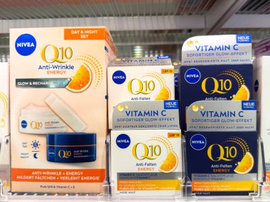 Villach, Avusturya - 21 Ağustos 2025: NIVEA Q10 Kırışıklık Önleyici Enerji Ürünleri, C vitamini kremi ve cilt gençleştirme için gece kremi de dahil olmak üzere raflarda sergilenmektedir