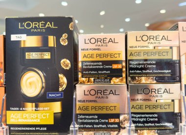 Villach, Avusturya - 21 Ağustos 2025: L 'Oreal Paris Çağı Kusursuz cilt çizgisi zarif ambalajlar ve canlı renkler içeren bir rafta güzelce düzenlenmiştir