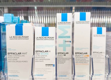 Villach, Avusturya - 21 Ağustos 2025: La Roche-Posay cilt bakımı ürünleri, Effaclar serisi de dahil olmak üzere, dermatolojik yenilikler ve yağlı ciltler için etkili çözümler sergilenmektedir.