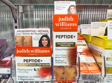 Villach, Avusturya - 21 Ağustos 2025: Judith Williams cilt ürünleri sergilenmekte, Peptide + line 'ı canlı paketleme ve perakende ortamında yaşlanmayı önleyici faydalarla vurguluyor