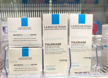 Villach, Avusturya - 21 Ağustos 2025: La Roche-Posay cilt ürünleri etkin cilt bakımı için Besleyici Yoğun Riche ve Toleriane Hassasiyetini vurgulayarak bir rafa dizilmiştir