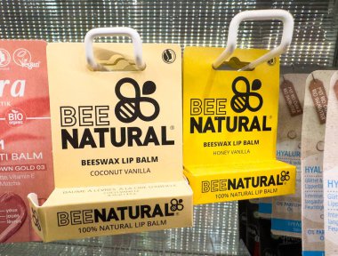 Villach, Avusturya - 21 Ağustos 2025: Arı Doğal Dudak Merhemi Paketi Hindistan cevizi vanilyası ve bal vanilya aromalı, canlı renkler ve çevre dostu markalaşma ile perakende bir rafta sergileniyor