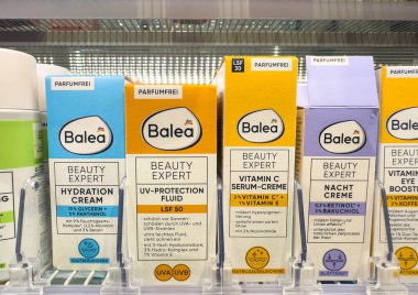 Villach, Avusturya - 21 Ağustos 2025: Balea güzellik ürünleri, hidrasyon kremi, ultraviyole koruma sıvısı ve C vitamini serumunun altını çizerek bir rafta güzelce düzenlenmiştir.