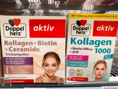 Villach, Avusturya - 21 Ağustos 2025: Doppelherz aktiv kolajen ve biyoin bir rafta ampul içerek cilt sağlığı ve canlılık için güzellik takviyelerini vurguluyor